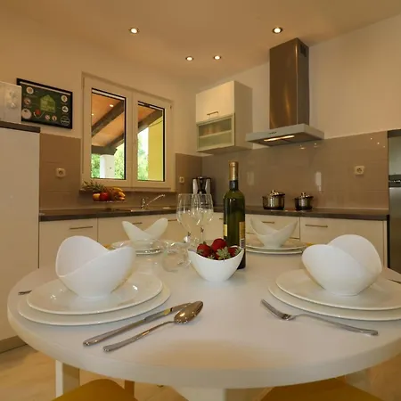 Lorena Lavanda 1 * פורץ